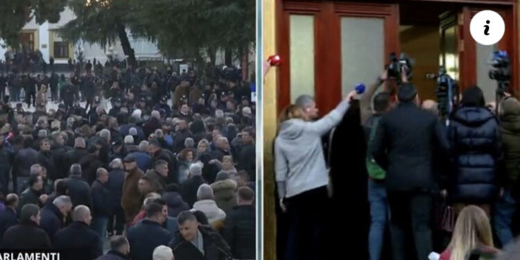 LIVE-“Hape more derën”! Ndodh incidenti i parë, garda bllokon deputetët e PD-së