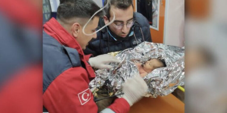 Tjetër mrekulli në Turqi/ Gjenden gjallë nën rrënoja nëna dhe foshnja 10 ditëshe