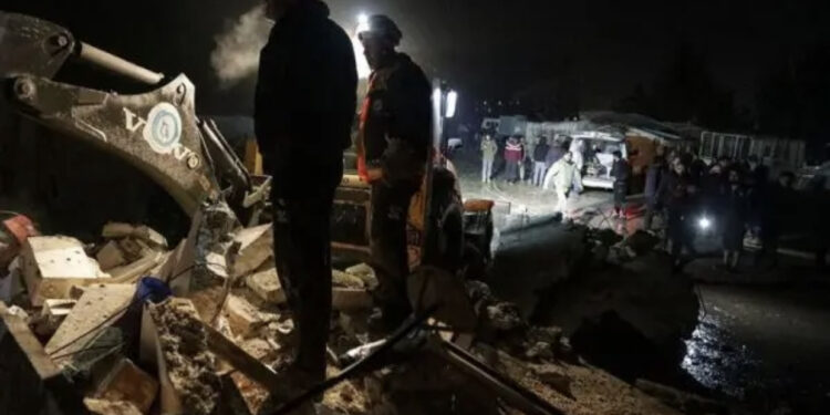 Tërmeti i fuqishëm në Turqi, autoritetet: 500 persona humbën jetën, 2323 u plagosën