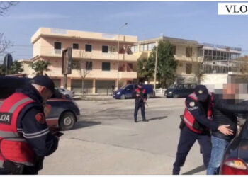 VIDEO-EMRI/ Spanja e kërkonte me ngulm, kapet në Vlorë 50-vjeçari i akuzuar për drogë, grup kriminal e vjedhje energjie