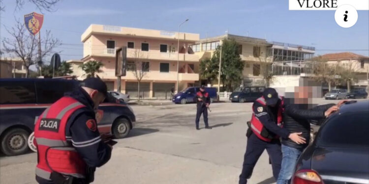 VIDEO-EMRI/ Spanja e kërkonte me ngulm, kapet në Vlorë 50-vjeçari i akuzuar për drogë, grup kriminal e vjedhje energjie