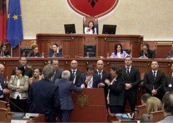 Kaos në Kuvend, deputetët e PD bllokojnë foltoren, u bien bilbilave dhe vendosin audio zhurmuese