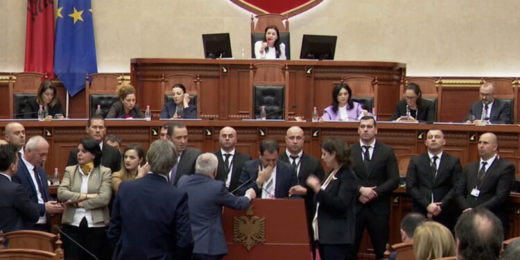 Kaos në Kuvend, deputetët e PD bllokojnë foltoren, u bien bilbilave dhe vendosin audio zhurmuese