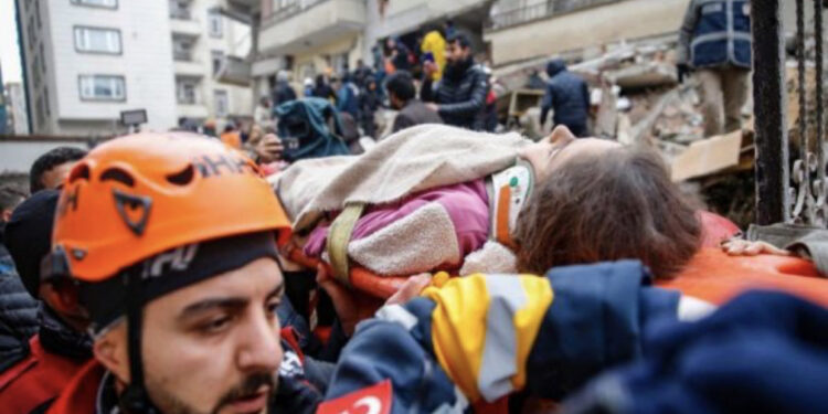 “Mos u nxitoni, jam mirë”, vogëlushja nxirret pas disa ditësh nga rrënojat