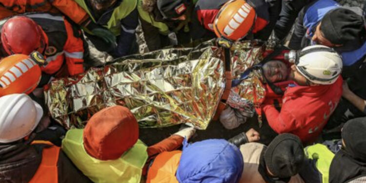 Tjetër mrekulli në Turqi/ Shpëtohet një grua pas 175 orësh nën rrënoja!