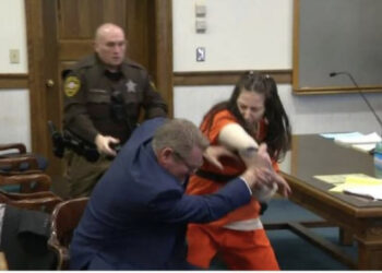 I preu kokën të dashurit, 25-vjeçarja sulmon me grushte avokatin e saj në gjyq