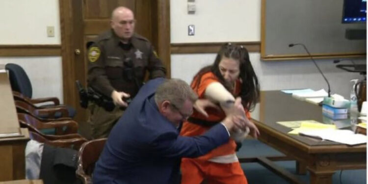 I preu kokën të dashurit, 25-vjeçarja sulmon me grushte avokatin e saj në gjyq