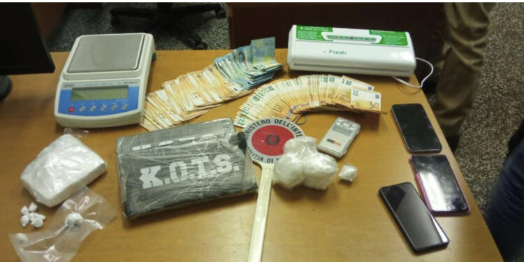 Policia i gjen mbi 15 mijë doza kokainë në shtëpi, arrestohen dy shqiptarë në Itali