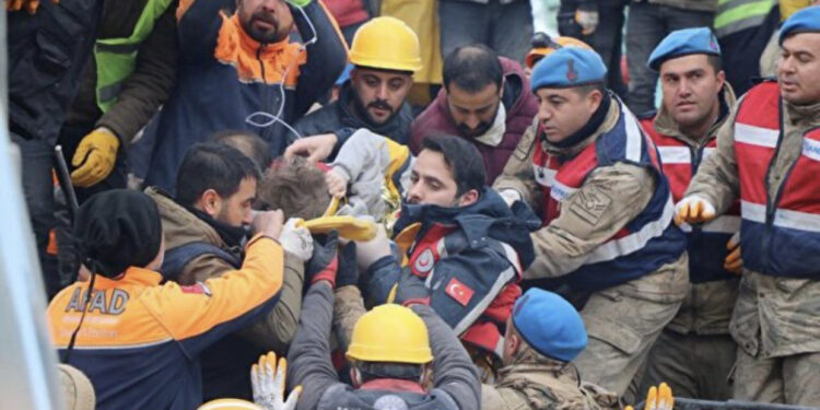 FOTO/ Mrekulli në Turqi: Shpëtohet 6-vjeçari pas 80 orësh nën rrënoja