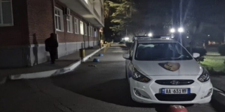 U godit 6 herë me thikë nga i riu “tapë”, 52-vjeçari në Vlorë në gjendje të rëndë!