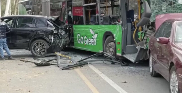 FOTO/ Aksident i frikshëm te ‘Shallvaret’, përplaset autobusi i kompanisë “Go Green”