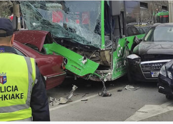 VIDEO/ Pamje të reja! Preu rrugën, autobusi “Go Green” përplaset me 10 makina në Tiranë