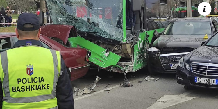 VIDEO/ Pamje të reja! Preu rrugën, autobusi “Go Green” përplaset me 10 makina në Tiranë