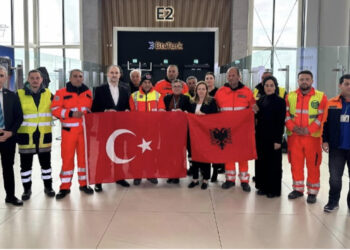 FOTO/ Ndihmuan Turqinë për kërkimet nga tërmeti, kthehet një pjesë e ekipit shqiptar!