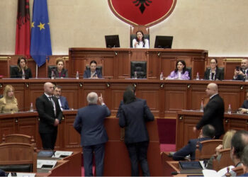 LIVE-PD niset drejt foltores! Bilbila, debat dhe tension në Kuvend!