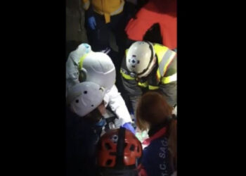 VIDEO/ Shpëtimtarët e Kosovës nxjerrin të gjallë nga rrënojat një 3-vjeçare në Turqi