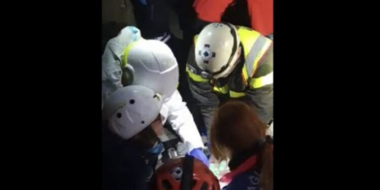 VIDEO/ Shpëtimtarët e Kosovës nxjerrin të gjallë nga rrënojat një 3-vjeçare në Turqi
