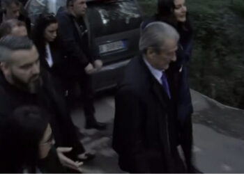 LIVE-Berisha del nga selia dhe niset drejt protestës para parlamentit
