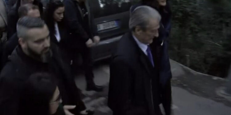 LIVE-Berisha del nga selia dhe niset drejt protestës para parlamentit