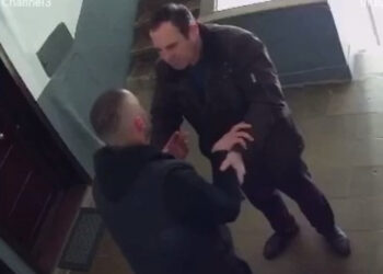 VIDEO/ Pezullohet polici që rrahu qytetarin brenda pallatit