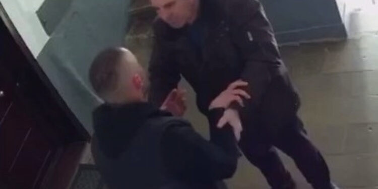 VIDEO/ Pezullohet polici që rrahu qytetarin brenda pallatit