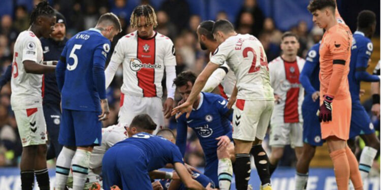VIDEO/ FRIKË në Stamford Bridge, mbrojtësi i Chelseas goditet me shkelm në fytyrë…