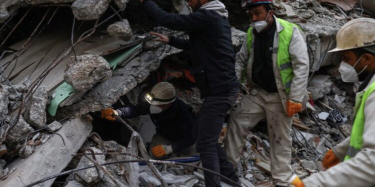 VIDEO/ 18 – vjeçari nxirret i gjallë nga rrënojat pas 10 ditësh