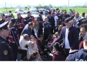 ‘Belinda Balluku e pafytyrë’, banorët e Bërxullës kërkojnë zgjidhje për pronat: Ku të gjejmë shpëtim ne?