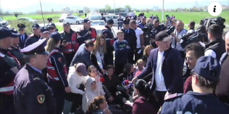 ‘Belinda Balluku e pafytyrë’, banorët e Bërxullës kërkojnë zgjidhje për pronat: Ku të gjejmë shpëtim ne?