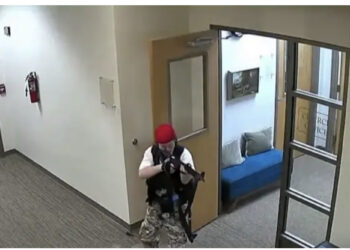 VIDEO/ Masakra në SHBA/ Momenti kur ish-nxënësja hyn me automatik në shkollë dhe vret 6 persona!