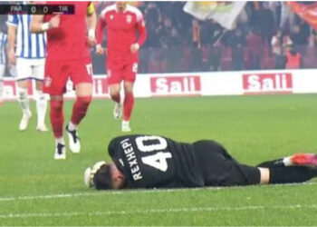 Ndërpritet Tirana-Partizani, tifozët hedhin shashka në fushë, dëmtohen 2 portierët