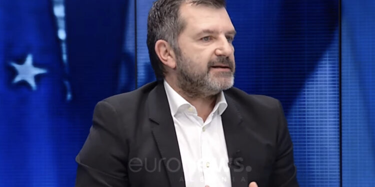 Andi Bushati shpërthen kundër Alibeajt: Këtë duhet ta marrin për leckash e ta hedhin në kanal. Grup karazogjësh që mbështeten nga Rama