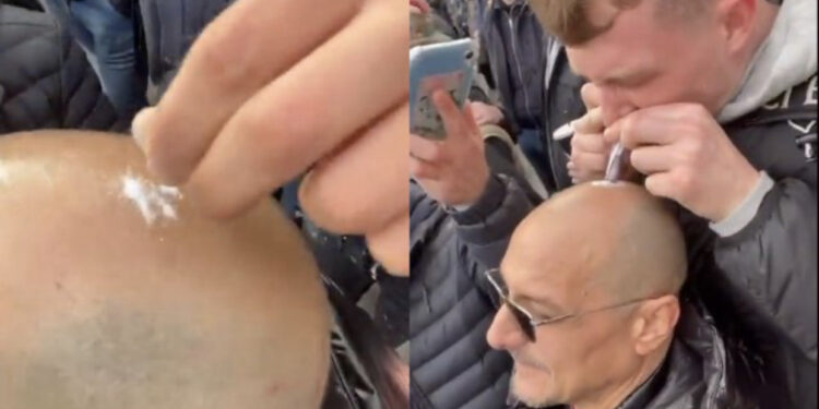 VIDEO/ Skandali, tifozi konsumon “të bardhë” mbi kokën e shokut të tij gjatë ndeshjes së Premier League