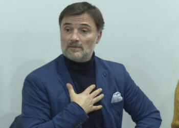 FOTO/ Pazarxhinjtë e tenderave dhe tradhëtarët e demokratëve nuk humbet kohë, depoziton ankimimin në KAS