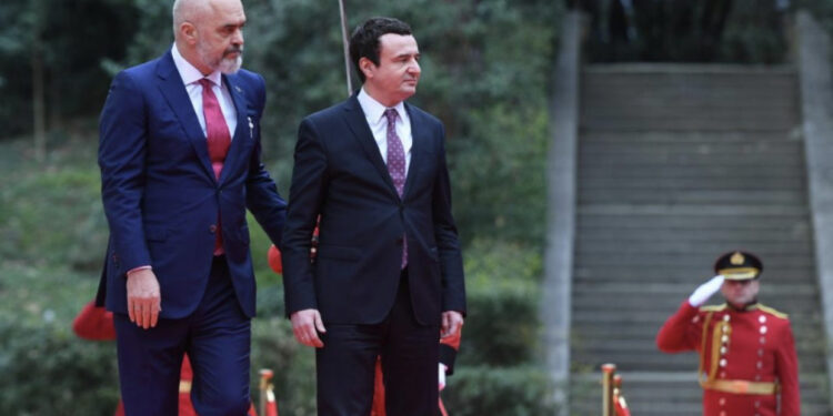 Kurti sot në Tiranë, pritet të takohet me Ramën dhe Nikollën