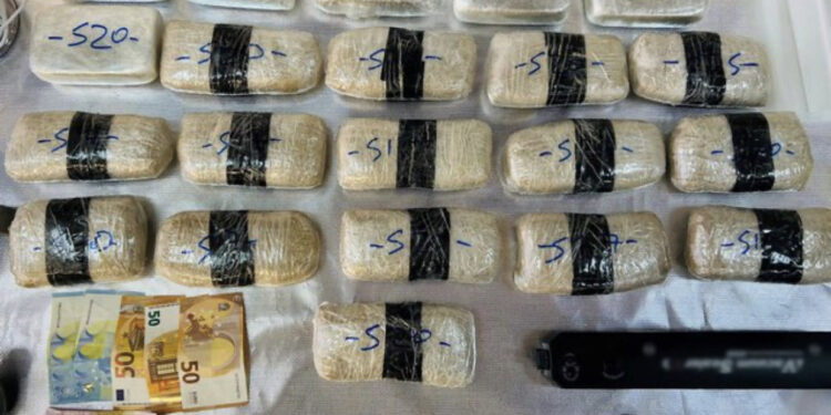 Sekuestrohen mbi 10 kg heroinë në Athinë, në pranga dy shqiptarë