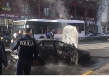 FOTO/ Digjet një makinë në Tiranë