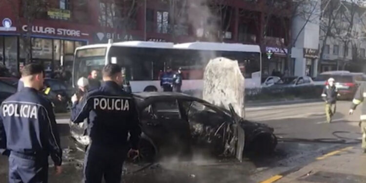 FOTO/ Digjet një makinë në Tiranë