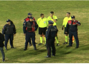 VIDEO: Plas dhuna në Vlorë, të shoqëruar nga policia dhe një lumë shishesh në kokë, arbitrat largohen me vrap