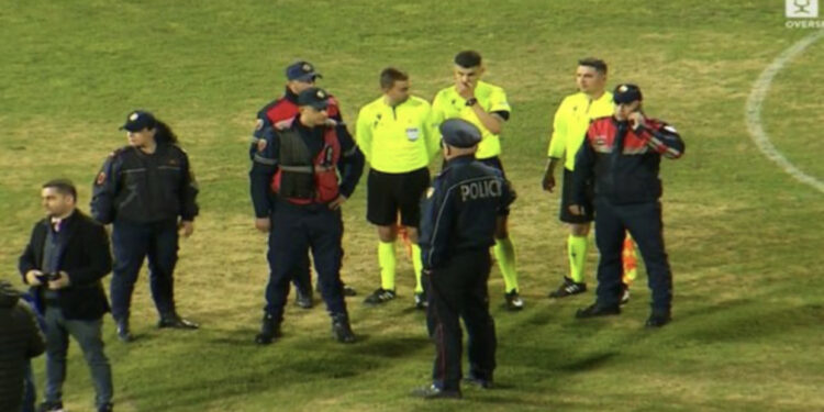 VIDEO: Plas dhuna në Vlorë, të shoqëruar nga policia dhe një lumë shishesh në kokë, arbitrat largohen me vrap