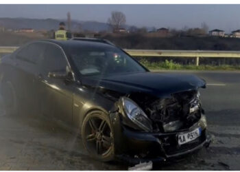 Aksident në aksin Lezhë-Milot, përplasen 2 makina