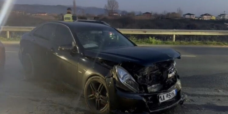 Aksident në aksin Lezhë-Milot, përplasen 2 makina