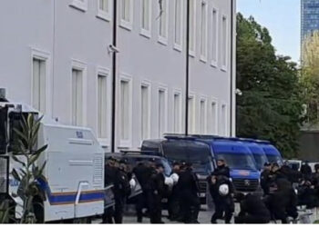 Autobote me ujë dhe furgona policie, nis “blindimi” i Kryeministrisë