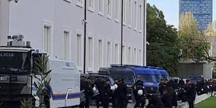 Autobote me ujë dhe furgona policie, nis “blindimi” i Kryeministrisë