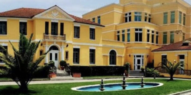 FOTO/ Ambasada e SHBA hap “portat” për shqiptarët! Kush përfiton vizë?