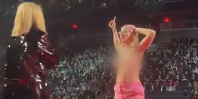 VIDEO/ “Do të të vras”, këngëtares i ndodh e papritura në mes të skenës: Ik nga këtu ku*vë