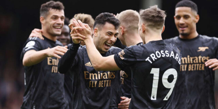 Arsenali nuk e lëshon kreun, Man United del jashtë garës për titull