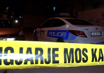 Prag tragjedie në Dibër, 15 vjeçari qëllon aksidentalisht nënën me kallashnikov