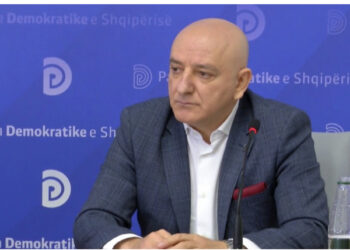 Gazetarët pyesin Bejkon: A do ta binjakëzoni Tiranën me Lazaratin?