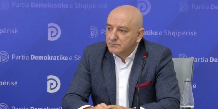 Gazetarët pyesin Bejkon: A do ta binjakëzoni Tiranën me Lazaratin?